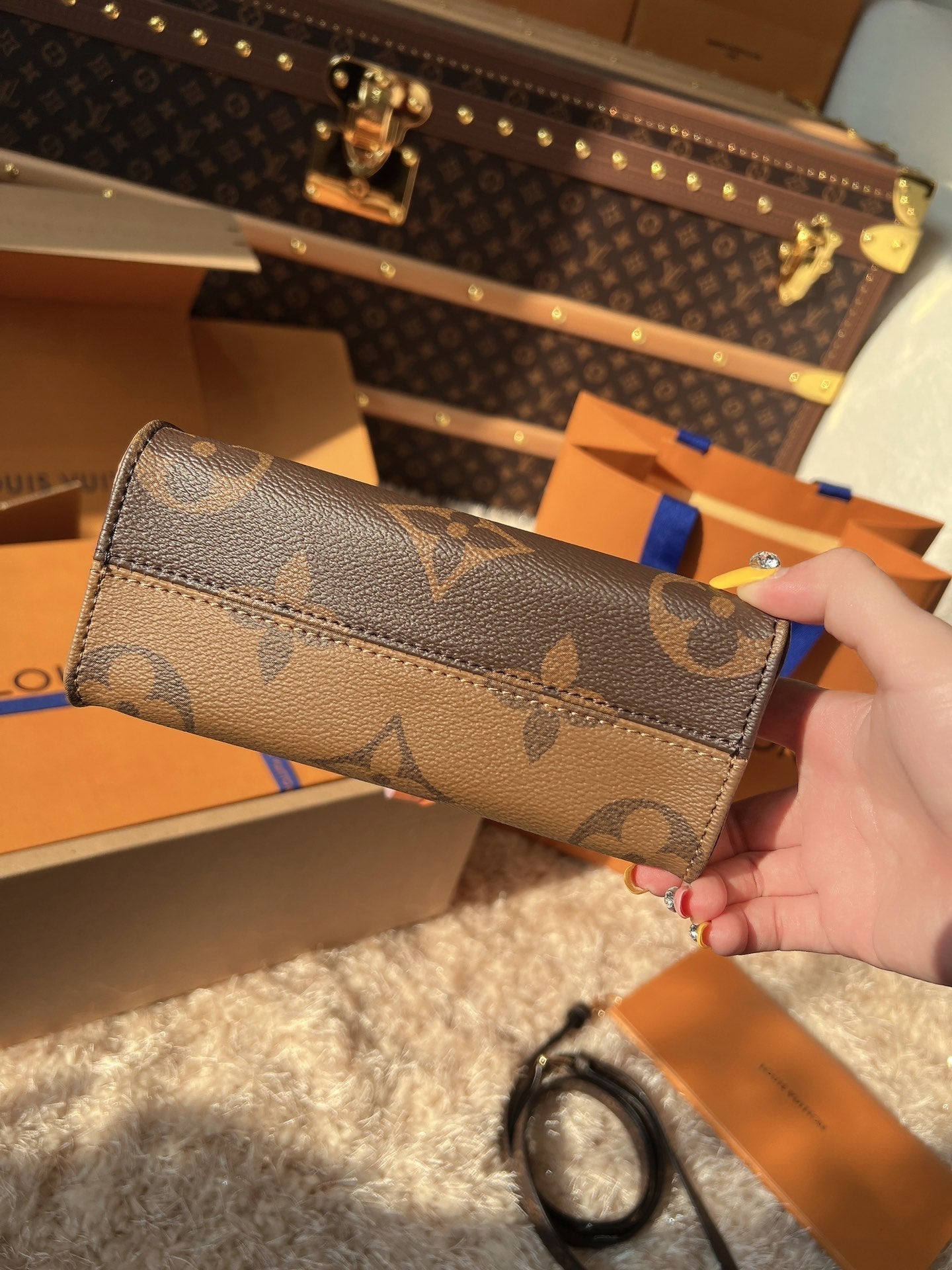 LV OnTheGo PM Monogram Reverse Canvas Tote Handle Bag with Leather Trim and Shoulder Strap (18 x 15 x 8.5) cm