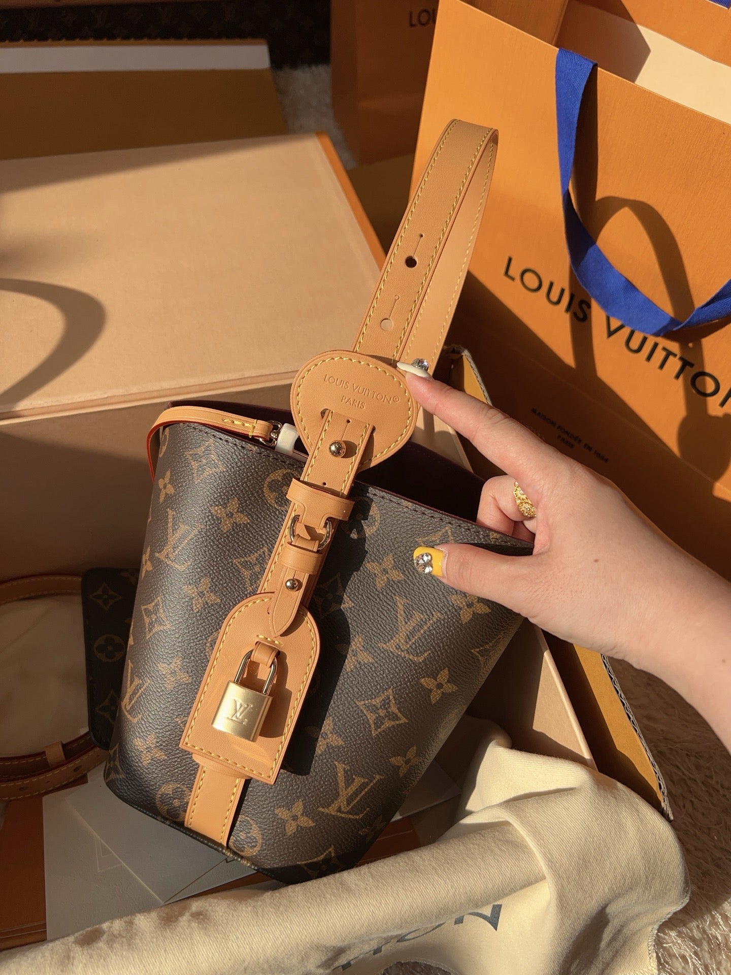 LV Sac Noé BB Monogram Canvas Bucket Shoulder Bag with Leather Trim and Drawstring Closure (16 x 18 x 12) cm