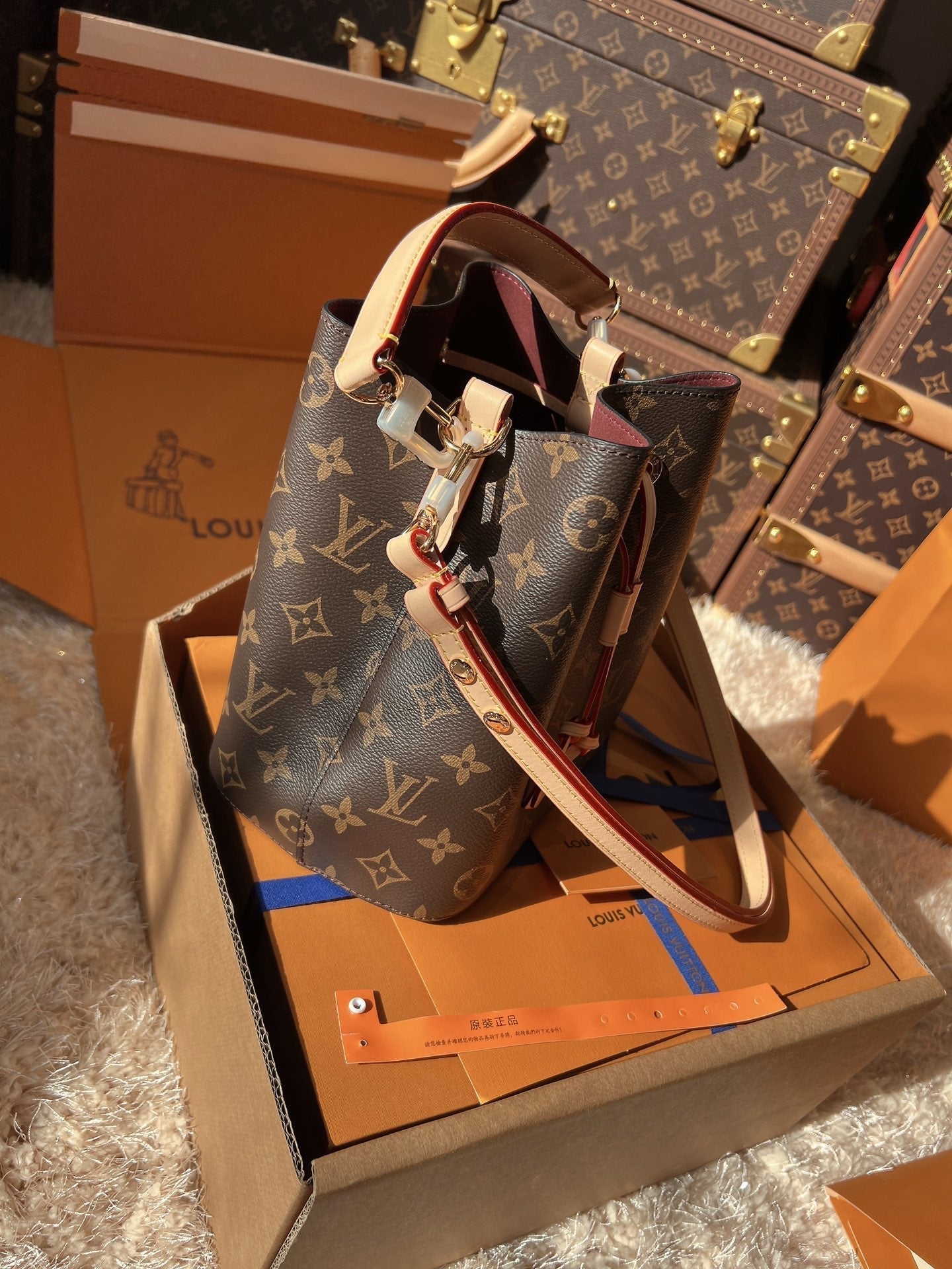 LV NeoNoé Monogram Canvas Bucket Bag with Leather Trim and Shoulder Strap (20 x 21 x 13) cm